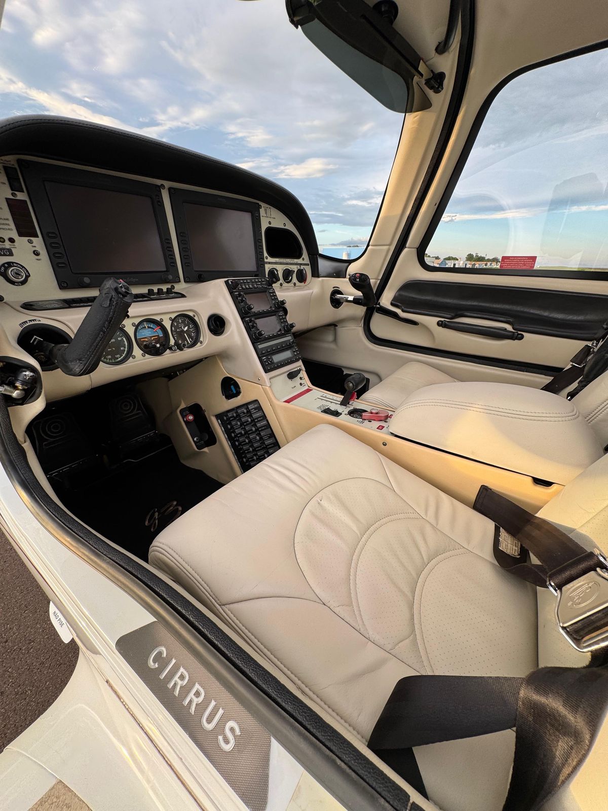 Cirrus SR22 G3 GTS Ano 2007 - Imagem 9